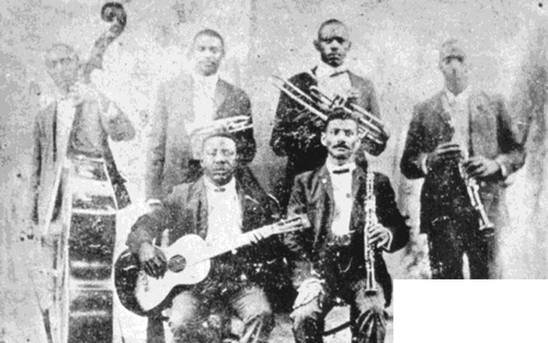 ▲ 1900年代活跃于美国新奥尔良的查尔斯·博尔顿(Charles Joseph “Buddy” Bolden)以及他带领的乐队，被许多早期爵士乐演奏家认为是后来被称为“爵士乐”的乐种的源头，图片来源：Wikipedia