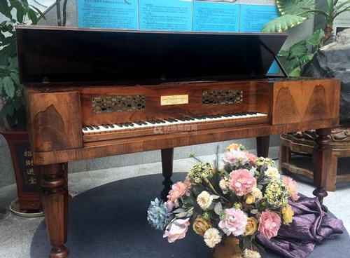上图是方形钢琴，主要流行于18世纪中叶至19世纪，是钢琴界的鼻祖，同时是英国王室的专属品，极具收藏价值。