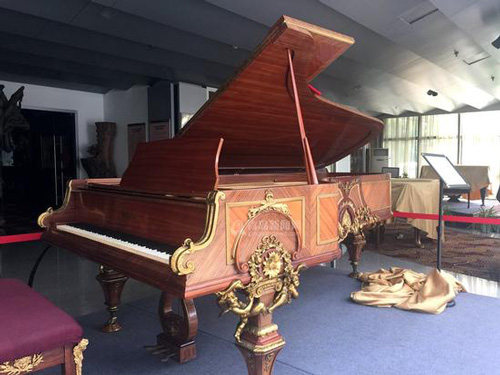 鲍德温钢琴，1900年、1904年分别荣获巴黎博览会及圣路易斯博览会金奖。该架钢琴诞生于1898年，款式是由法国设计师设计，铜制雕塑的表面包有18K黄金。此架钢琴是专门为英国王室在洛杉矶的私人音乐厅定制的9尺长标准演奏级钢琴，琴声庄严洪亮极具爆发力。改琴是琴岛钢琴艺术博物馆的镇馆之宝。　　