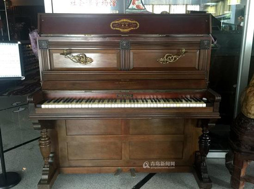  约翰布利斯麦钢琴，是伊丽莎白女王的伯父以自己名字命名的钢琴品牌，曾先后为多国王室特别定制过钢琴， 在鼎盛时期，曾实现每年制作2000架。