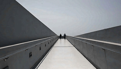 游客走在通往博物馆顶的走廊上。图片来源：Angelos Tzortzinis AFP Getty Images